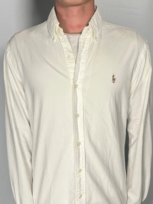 Ralph Lauren skjorta  - 👕 Plagg: Skjorta                                                           📏 Storlek: M                                                               🏷️ Märke/Modell: Ralph Lauren slim Fit                                   ✨ Skick: Fint skick                                                        💬 Vid frågor är det bara att skriva!                                                                                          🛍️ Gramenti
