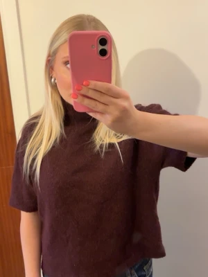 Vinröd stickad topp - Jättefin stickad tröja från Gina, inte nopprig alls!💗