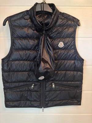 Moncler gui - Köpte denna Moncler gui på vinted för 3299kr i väldigt bra skick, har haft denna i fyra månader, finns inga märken förutom att dragkedjan kan vara lite krånglig ibland.  Allt följs med vid köp förutom kvitto då förra köparen hade slängt kvitto, men jag kan intyga att den är äkta; om ni vill vara helt hundra på att den är äkta så kan ni givetvis köpa med artikelverifiering  Pris går att diskuteras vid snabb affär + samt skriv frågor för mer information! 😀 Storlek: S-M Självklart äkta✅ Nypris~9300