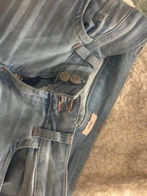 Nelly jeans - Jätte fina blåa jeans ifrån Nelly i storlek M/S, skulle säga att de passar båda storlekarna och kommer inte ihåg vilken storlek jag köpte❤️