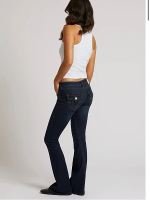 True Religion mörkblå bootcut jeans - Säljer True religion jeans i waist 23 som knappt är använda då dom ej passade mig💞