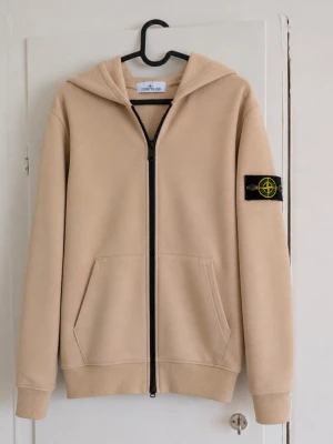 Stone Island zip hoodie - Tjena, jag säljer en riktigt snygg Stone Island zip hoodie😁 Den är i mycket bra skick och har inga fläckar eller skador😁 Den är självklart äkta✅ Skicka om du har några frågor☺️