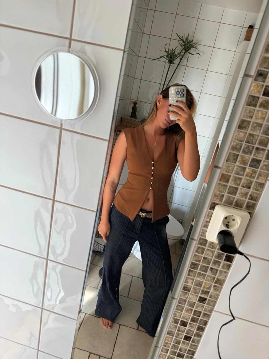 Brun väst med v-ringning och knappar - 3