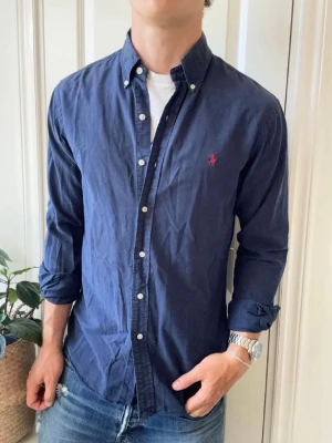 Ralph lauren skjorta  - Ralph lauren skjorta, slim fit M, Inga defekter! Modellen i bilderna är 180 cm 75 kg och bär Storlek M , Kom med frågor! 🌟 (Kan gå ned i pris vid köp av paket 😉) 