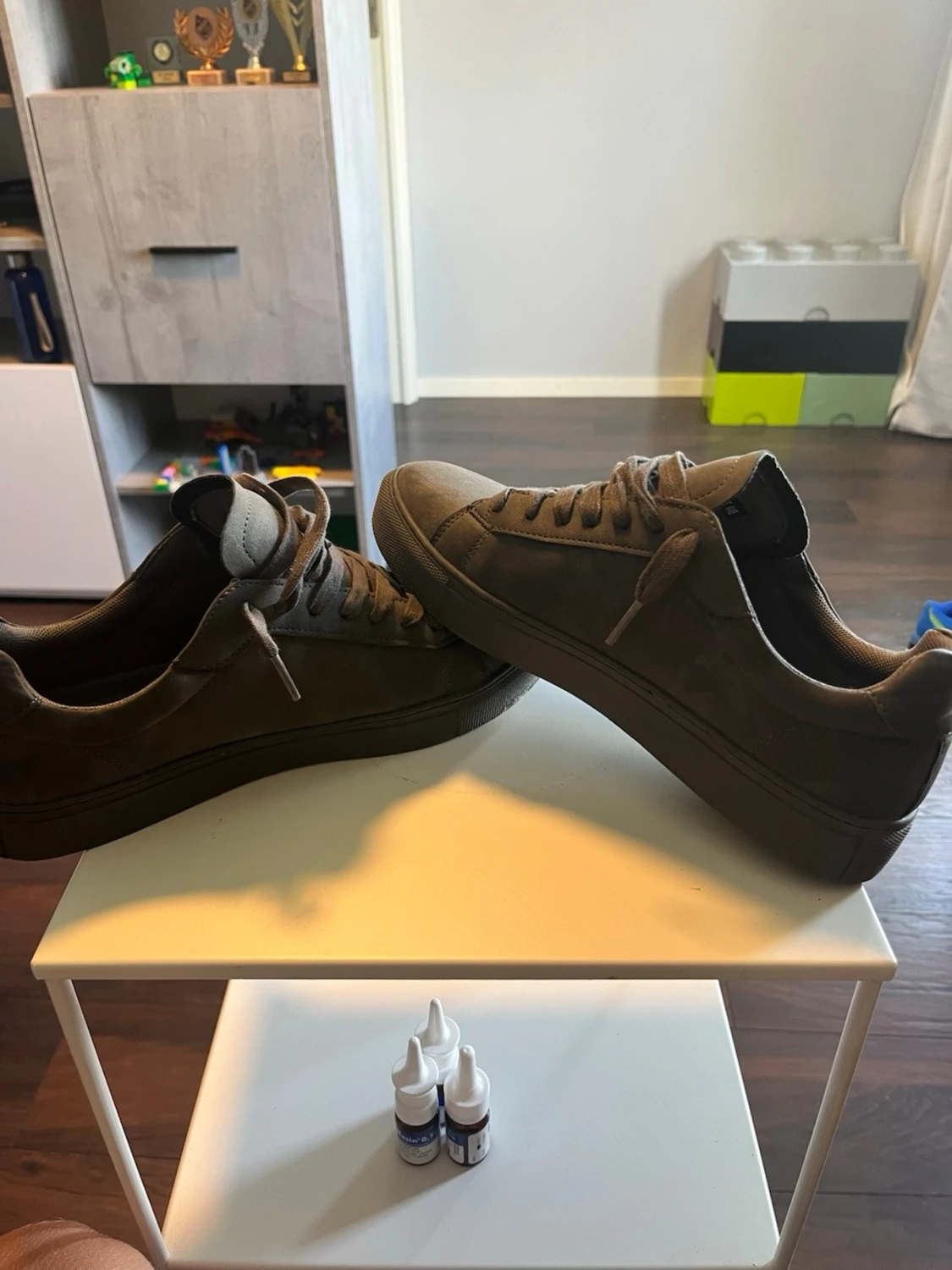 Mörkbruna låga sneakers i mocka - 3