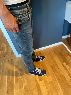 Mörkblå Christian Louboutin  - Ett par ovanliga Louboutins i färgen mörkblå. Dem är i använd skick därav priset men tvättas innan jag skickar dem! Det är slitningar i hälen men inget man märker av när man använder dem. Box medkommer,pris kan diskuteras vid snabb affär!