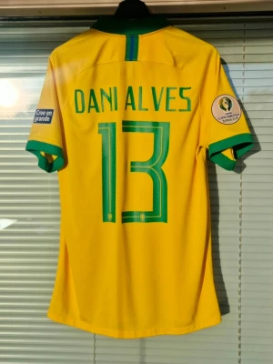 Nike Brasil 2019 - Nike Brasil 2019 Inga skador! Skick: 10/10 Storlek: L Produktkod: AJ5026-750 Authentic 100 %