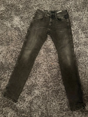  Replay-jeans (grå) - Säljes: Replay-jeans (grå) Ambass slimfit   Säljer ett par grå Replay-jeans eftersom de tyvärr blivit för små. Nypris var cirka 1 700 kr.  Jeansen är i bra skick förutom en mindre skada på insidan vid midjan. Den syns inte när man har dem på sig och påverkar inte utseendet.  💰 Pris: 900 men kan diskuteras vid snabb affär.  Skicka gärna ett meddelande om du är intresserad eller har frågor!