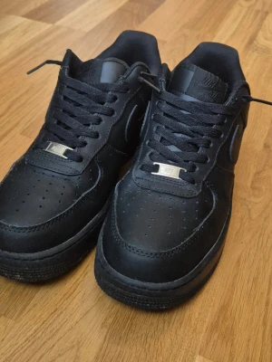 Classic Sneaker Nike Air Force 1 Black Size 43 - Size: 43  Condition: Good (Used a bit) - Color: Black  Ships within 24 hours  Any questions? Feel free to ask!