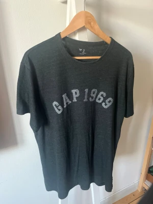 GAP t shirt  - Snygg svart t shirt från GAP i storlek L. Mycket bra skick. Skriv vid eventuella funderingar😁 fraktar inom 1-2 dagar  