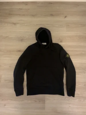 Svart hoodie från Stone Island - Mycket fint skick nästintill ny självklart äkta
