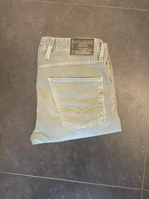 Ljusgröna  jeans från Replay - Säljer ett par ljusgröna jeans från Replay med klassisk femficksmodell och diskreta slitningar. Jeansen har en snygg tvätt och Replay-logga på bakfickan samt patch i midjan. Perfekta för dig som gillar en smal passform och stilren look.
