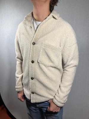 Zara fleece jacka S - Hej och välkommen till byTorén. Detta är en fleece jacka från Zara i storlek S med normal passform. Modell på bild är ca 182, 67kg. Plagget är i bra skick utan några defekter. Tveka inte på att höra av dig, även om det skulle vara minsta lilla;)