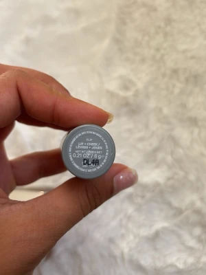 Milk Makeup Lip + Cheek Stick röd - Milk Makeup Lip + Cheek Stick i färgen röd. Kommer i en smidig stickform med grå hylsa och transparent lock. Kan användas både som rouge och läppfärg. Enkel att applicera och perfekt att ha med i väskan. Använd några gånger.