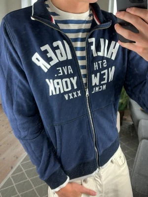 Vintage Zip Tröja Tommy Hilfiger  - Supersnygg och trendig! Mått: A:52 B:46 C:45 D:65 (cm)   Skriv vid fundering!😇🙌