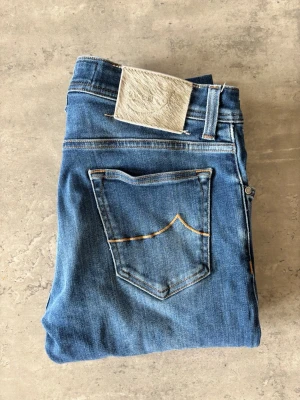 Jacob Cohën - Riktigt schyssta jeans från Jacob Cohën | W32 | Finns ett litet hål i vänstra fickan, annars inga tecken på användning | nypris 5599kr| skick 9/10 | mått midja 41,5cm ben 98cm | Skriv vid funderingar📩