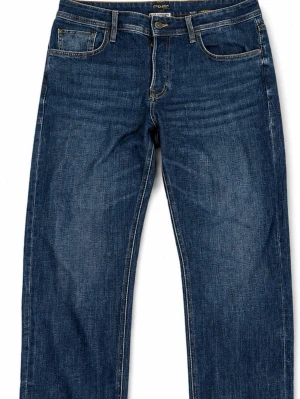 Jacka and Jones jeans  - Säljer dessa jeans från jacka and Jones. Jeansen har aldrig kommit till användning pågrund av att den översta knappen (se på bild 3) gick av andra månaden jag köpt de. Så jag han använda de 1 gång. Jeansen är köpte för 800kr. Storlek 34/32 tapered Mike.