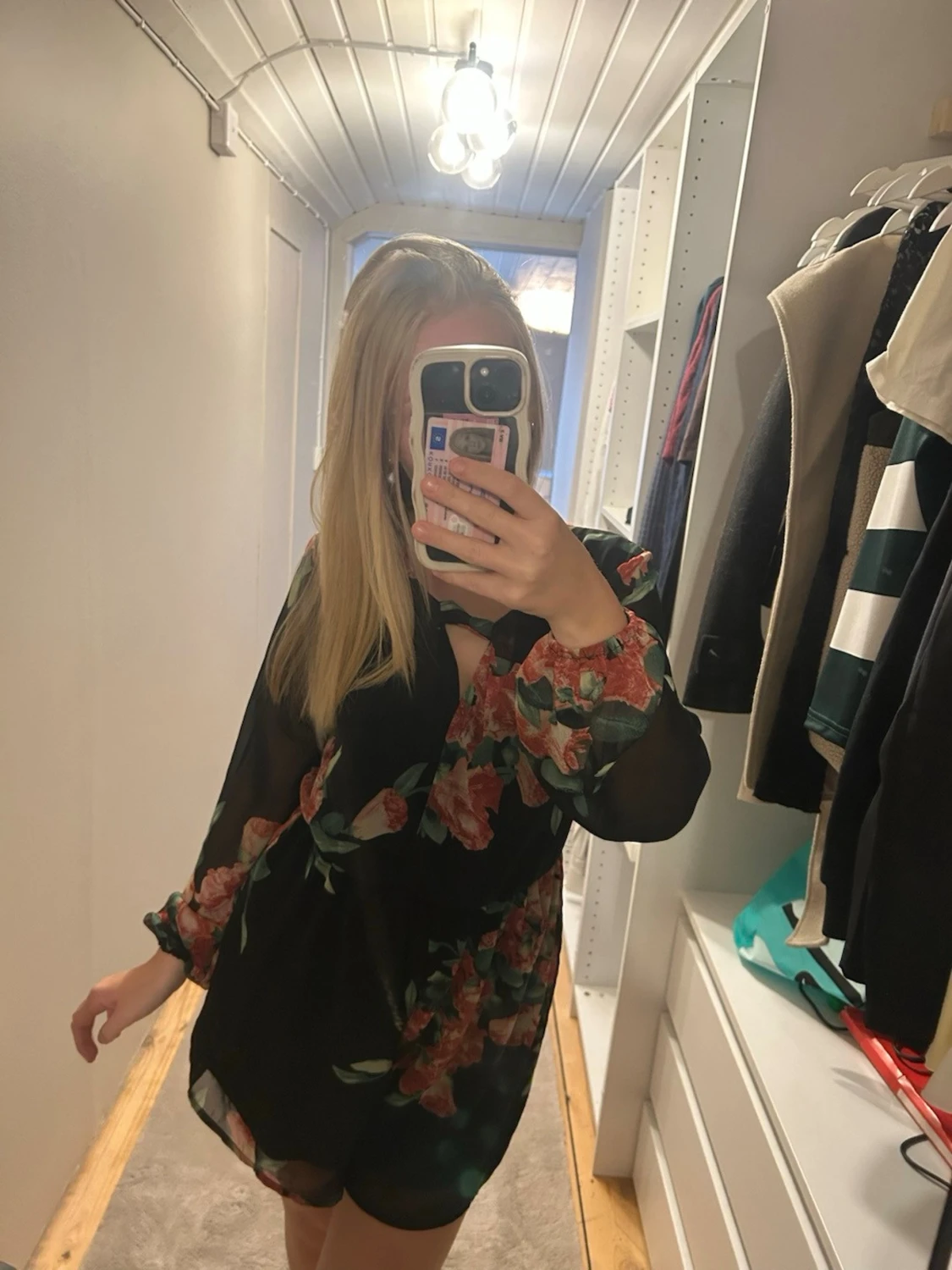 Svart blommig jumpsuit med långa ärmar