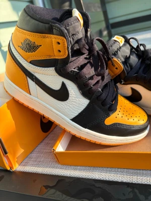 Air Jordan 1 Retro High OG orange och svart - Säljer ett par Air Jordan 1 Retro High OG sneakers i färgerna orange och svart.   Air Jordan 1 Retro High OG “Taxi / Yellow Toe” – EU 38.5  Pris: 2 499 kr  Säljer ett par helt nya och oanvända Air Jordan 1 Retro High OG “Taxi / Yellow Toe”.  * 📏 Storlek: EU 38.5 / US 6 / UK 5.5 * 🎨 Färg: Taxi / Black / Sail * 🔢 Style code: 555088-711 * 📦 Ny och oanvänd * 📦 Originalbox ingår  Skorna är i helt nytt skick. Perfekt för samlare eller dig som vill ha ett par klassiska AJ1.  
