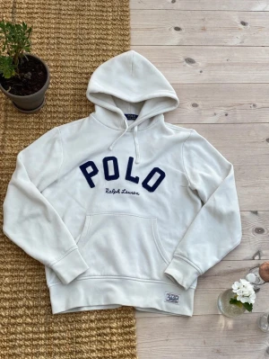 Ralph Lauren hoodie  - Tjenare! Jag säljer en riktigt schysst Polo Ralph Lauren hoodie i storleken S. Storleken är true to size. Hoodien är i riktigt fint skick utan några defekter, eftersom jag ändast använt hoodien ett fåtal gånger då den satt lite litet på mig. Detta är ett riktigt kap då hoodien går för drygt 2000kr som ny. Hör gärna av er vid eventuella frågor eller vid behov av ytterligare bilder. 