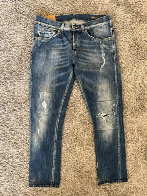 Dondup George Jeans - Dondup George Jeans i mycket fint skick! Mått längd 90 midja 41. Skriv vid fler frågor🤝