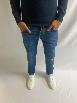 Jacob Cohën jeans | storlek 30  - Tja! Säljer nu dessa feta blå Jacob Cohën Jeans.                                                                  Modell: Nick Slim - Storlek 30 - pris: 1099kr - Mått: 104 cm längd, midja 38 cm                         Hör gärna av er vid intresse eller frågor!  