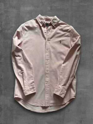 Polo Ralph Lauren Skjorta - Rosa/pink - Tjena! Säljer nu denna Ralph lauren skjortan.Skicket är 10/10, använd max 1 gång. Vid frågor kontakta garna! Storlek XS sitter om S