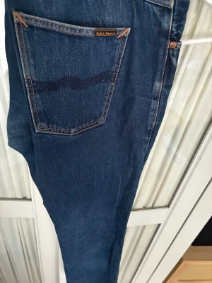Nudie gritty jackson - Mörkblå gritty Jackson från Nudie jeans. Storlek 34/34. Knappt använda (5 gånger kanske)