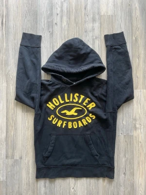 Vintage Hollister hoodie - Säljer nu denna skit feta vintage hollister hoodien! Skick~8/10 || Storleken är S, bör passa någon mellan 170-180 +/- några cm beroende på vikt och annat. Killen på sista bilden är 177cm för jämförelse. Skriv gärna vid intresse eller frågor!🙌