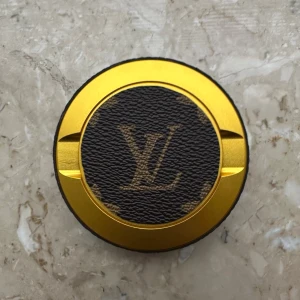 Snusdosa LV - Handgjord LV snusdosa i aluminium. Helt ny och använd i dess förpackning.