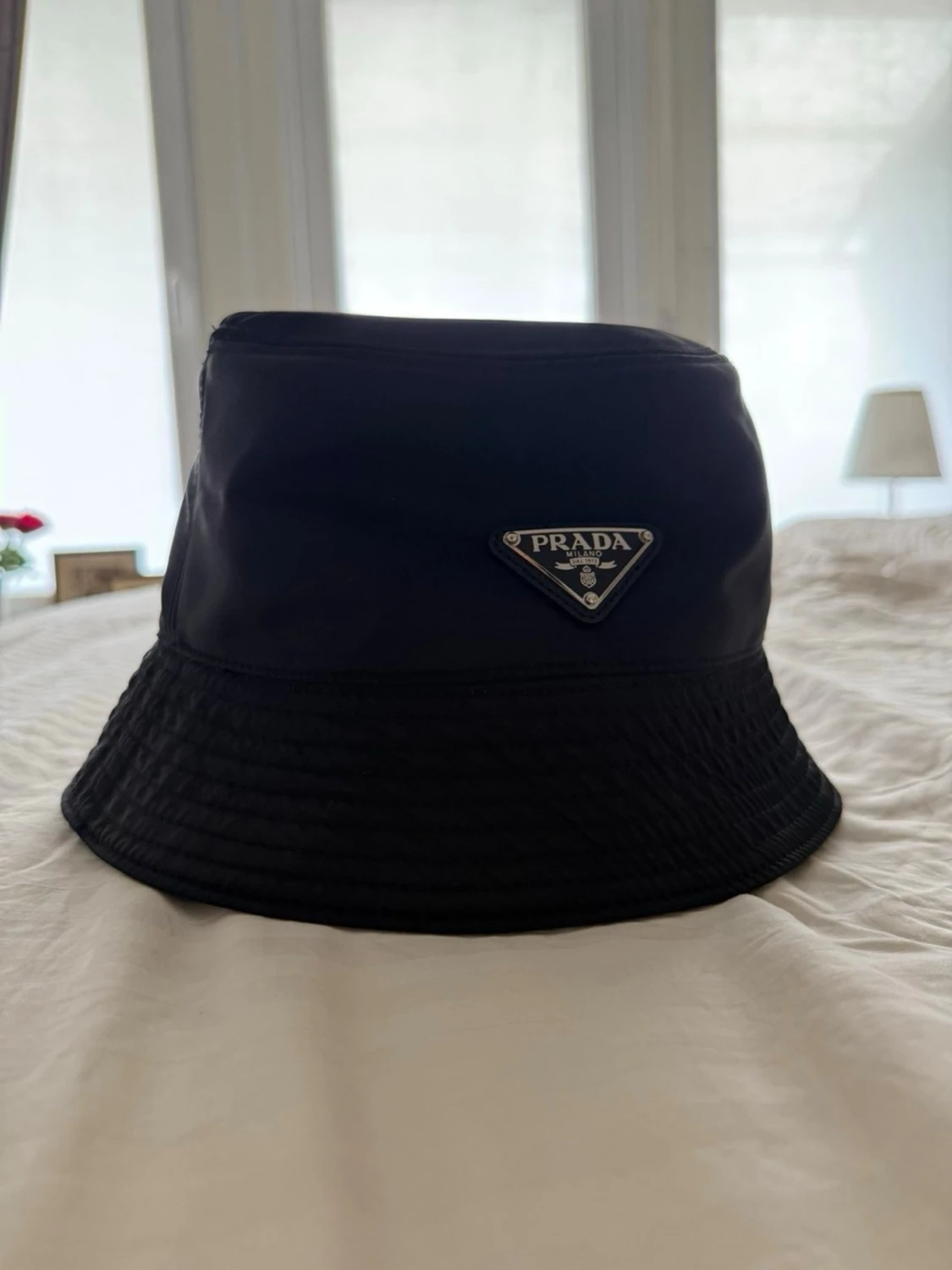 Svart bucket hat från Prada