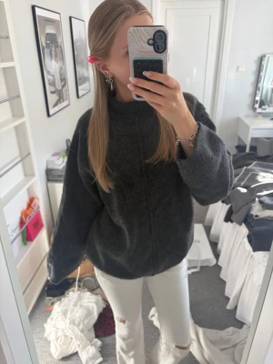 Mörkgrå oversized stickad tröja - Mysig mörkgrå stickad tröja med hög hals och avslappnad, oversized passform.💗💗 skriv vid frågor!!