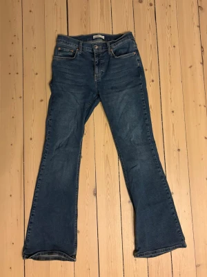 Blå bootcut jeans från Gina tricot  - Säljer blåa bootcut jeans från Gina tricot i storlek 38. 