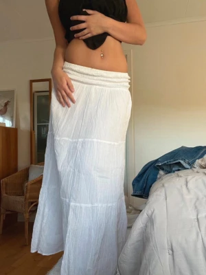Vit långkjol gina tricot  - Snygg vit långkjol från ginatricot, fint skick