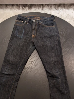 Nudie jeans  - Tja! Säljer dessa Nudie jeans som är i utmärkt kvalité och är i en väldigt tjusig mörkblå färg som passar till lite mörkare outfits såväl som ljusa. Jeansen har lite mobil fade på höger ficka som kommer bli mer med tiden om man har mobilen där. Pris kan diskuteras MVH.