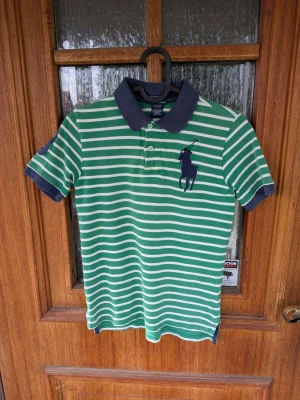 Vintage Ralph Lauren piké - Tjena! Jag säljer en riktigt snygg vintage Ralph Lauren piké!😁 Den är i mycket bra skick men är lite färg blekt! Den är självklart äkta✅ Skicka om du har några frågor☺️