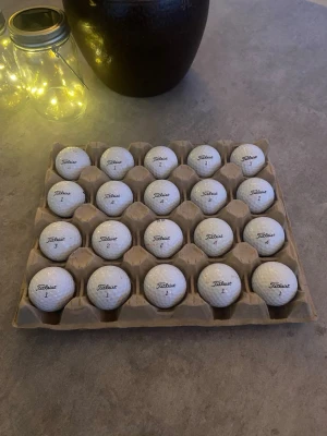 Golfbollar Titleist  - Säljer ett set med vita golfbollar från Titleist. Perfekt för dig som vill fylla på golfutrustningen med kvalitetsbollar. Klassisk rund form och tydlig märkning på varje boll. Obs! Inga ProV1. 