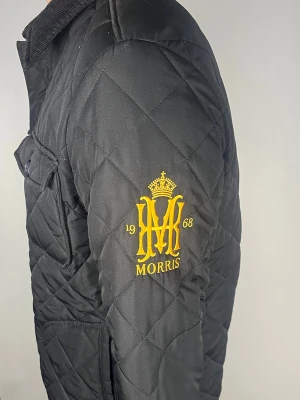 Morris jacka - 👕 Plagg: jacka                                                            📏 Storlek: L                                                               🏷️ Märke/Modell: Morris                                                      ✨ Skick: Fint skick                                                         💬 Vid frågor är det bara att skriva!                                                                                          🛍️ Gramenti