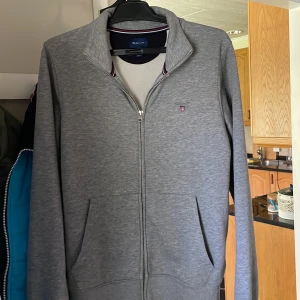 Gant zip - Tjena! Säljer denna riktigt feta gant full zip perfekt nu t hösten Storlek S eller 168-178 Inga defekter nästintill perfekt skick  Nypris 1500
