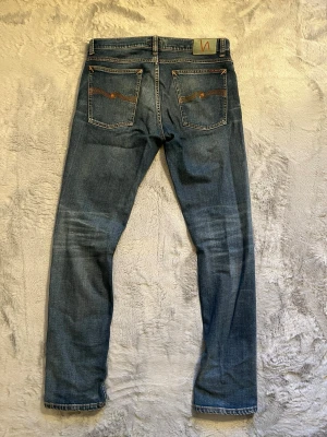 Tilted tor Nudie jeans  - Säljer ett par klassiska blå jeans från Nudie Jeans. Storlek 34/32 och mått enligt bilder. Tilted tor true cold blue. Hör av dig gällande frågor!