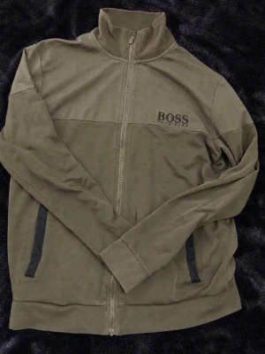 Hugo boss tröja zip - Säljer denna Hugo Boss tröja som jag fick som gåva. Skicka ett DM vid intresse! 😃
