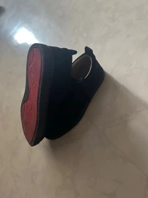 Svarta Louboutin skor - Svarta Louboutin skor med röd sula testade en gång annars helt nya, kvitto och box med. Pris kan  diskuteras.