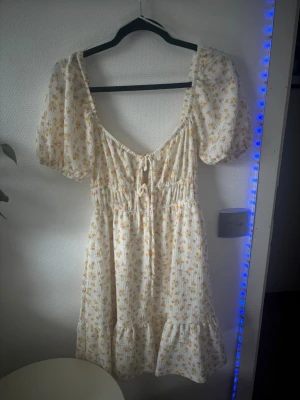 vit klänning i S. - En vit klänning med gula blommor. aldrig använd därav i bra skick. Finns ej till salu längre hos gina tricot! priset är satt efter skick och eftersom den är ”ny” men går att diskutera. Skriv om fler bilder önskas!💕💕