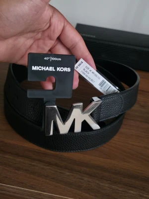 Äkta oanvänd skärp från Michael Kors - Aldrig använd, helt ny med prislapp kvar! Fick som present men inte min stil. 