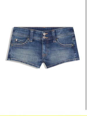 Blå denimshorts med dubbla knappar - Snygga blå denimshorts med dubbla knappar framtill och klassiska fem fickor. Shortsen har låg midja och en tight passform som ger en cool och avslappnad look. Perfekta till sommaren och lätta att matcha med olika toppar. OBS. ej  i nytt skick har tecken på användning jag skickar gärna bilder!! ex. Tråd som ”knutat” sig och andra saker!! innan du köper be om bilder på de! så att de inte blir en överraskning! annars i ganska bra kvalitet.
