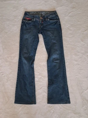 Jeans - Ett par lågmidjade jeans från miss vivi! Jag har sytt upp dem längst ner.