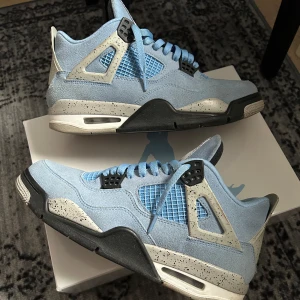 Jordan 4 University Blue - J4 University blue. Använda några gånger. Fräscha, fet colorway till sommaren. Säljer för jag inte har så mycket som matchar med dem så jag använder de aldrig. Skriva vid fundering