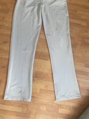 Beige kostymbyxor med raka ben - Beige kostymbyxor med raka ben och klassisk passform från Lager 157. Byxorna är i ganska bra skick.