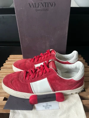 Valentino flycrews  - Tjena, säljer nu denna riktigt snygga och populära valentino flycrewsen i rätt så använt skick, men finns fortfarande mycket liv kvar, alla nitar är kvar varav 7 är replacment nitar, box, dustbag, kuvert och extra snören ingår, hör av er vid fårgor och funderingar🙌🤝 