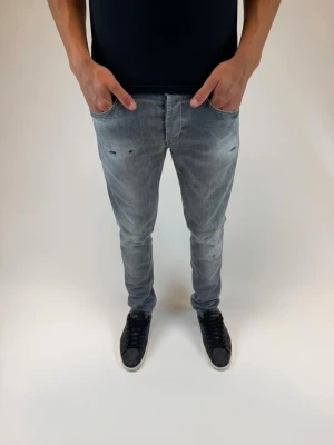 Dondup Jeans George  - Dondup Jeans George  Storlek 32 Ny pris 4000 kr! Stort hål i skrevet